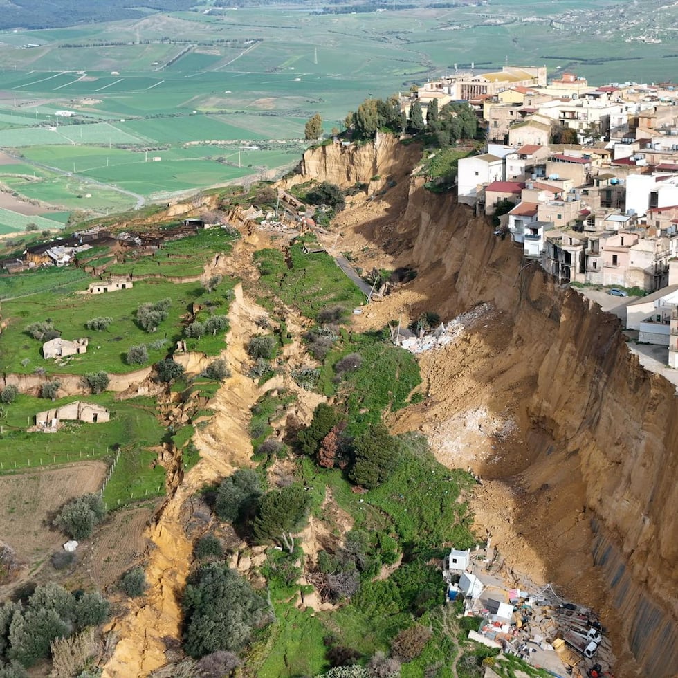 Unas 300 familias fueron reubicadas en otras viviendas y en un centro deportivo de la ciudad, mientras que varias de las principales vías de acceso permanecen cerradas y las clases en los centros educativos han sido suspendidas.