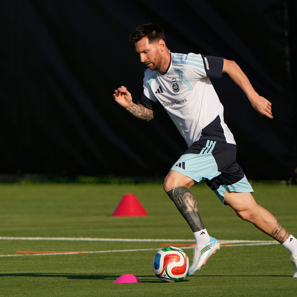 El capitán de Argentina, Lionel Messi, lleva el balón durante un entrenamiento para el Mundial.