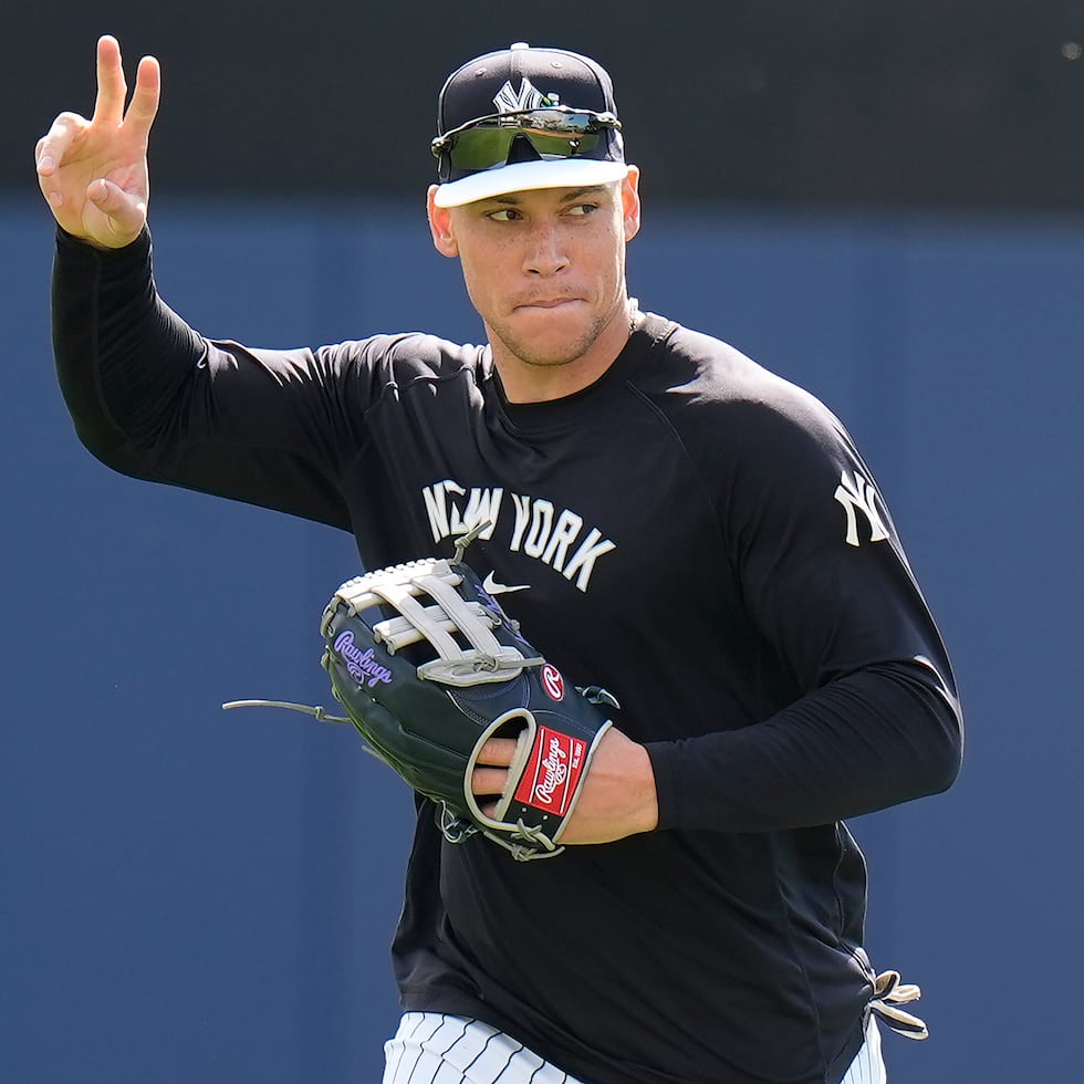 Aaron Judge saludando a los fanáticos en Tampa durante una de las sesiones del recién iniciado entrenamiento primaveral de los Yankees de Nueva York.