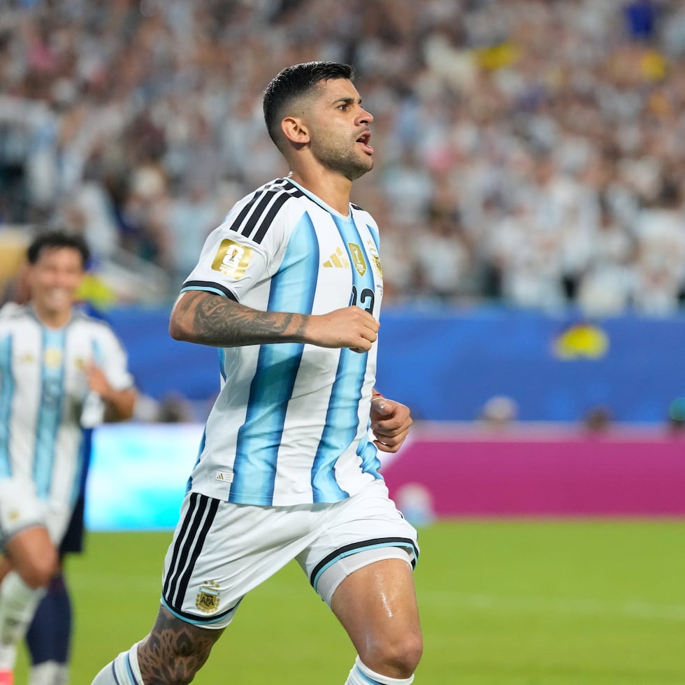 El zaguero argentino Cristian Romero celebra tras el autogol de Diney Borges de Cabo Verde en el partido de 16vos de final del Mundial, el viernes 3 de julio de 2026, en Miami Gardens, Florida. (AP Foto/Rebecca Blackwell)