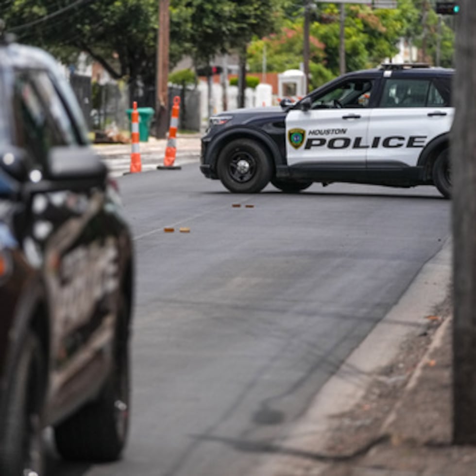 La policía interviene en Canal Street, en Houston, el martes 7 de julio de 2026, tras un tiroteo.