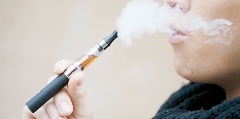 Los expertos dicen que los CDC clasifican a los cigarrillos electrónicos como un producto derivado del tabaco y muchas escuelas catalogan el vapeo igual que el tabaco al aplicar los códigos de conducta. (Archivo)