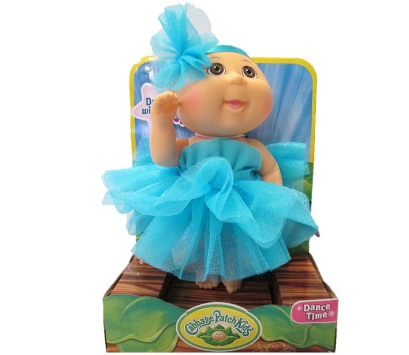 La muñeca Cabbage Patch Kids trae un tutú intercambiable y una banda para el cabello que representa un riesgo de estrangulamiento. (Imagen de W.A.T.C.H.)
