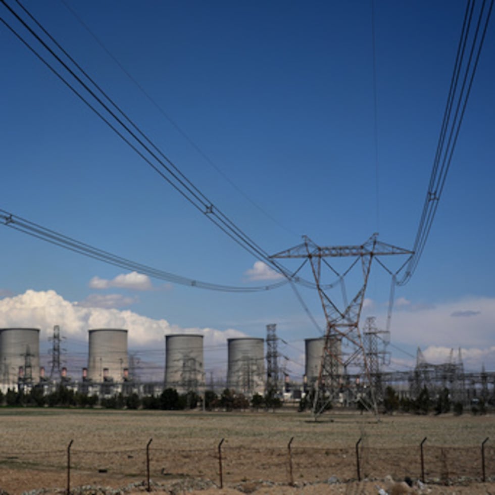 La central eléctrica de Damavand se ve desde una carretera cercana en las afueras de Teherán, Irán, martes 7 de abril de 2026.