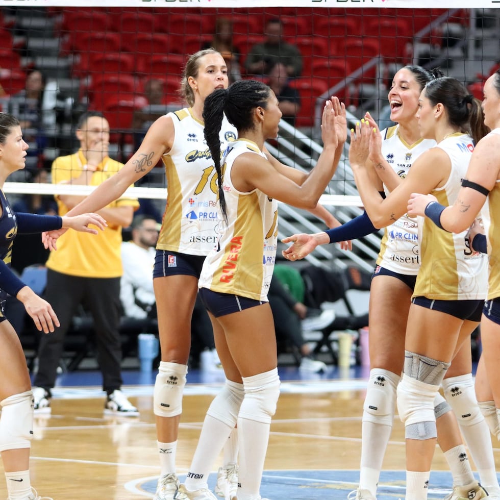 Las Cangrejeras vencieron en tres parciales a las Pinkin en el Coliseo Roberto Clemente.