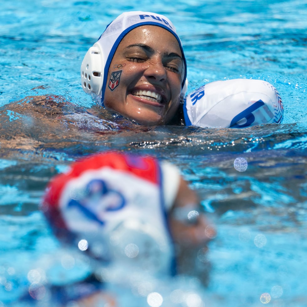 Amanda Ortiz y Milena Guzmán festejan el triunfo sobre Cuba.