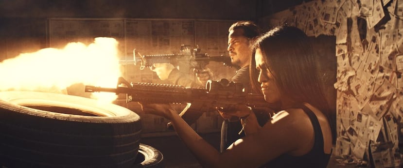 La trama de "A tiro limpio" sigue a un grupo de asaltantes de élite que ejecuta una serie de atracos meticulosamente planeados contra un poderoso conglomerado mafioso.