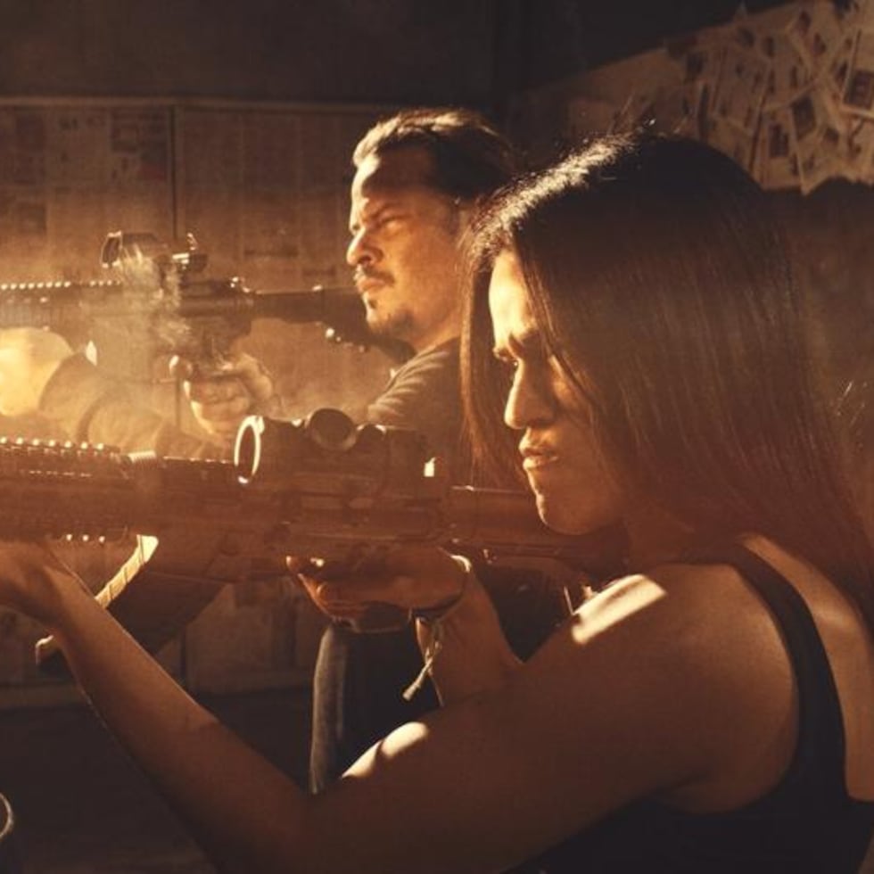 La trama de "A tiro limpio" sigue a un grupo de asaltantes de élite que ejecuta una serie de atracos meticulosamente planeados contra un poderoso conglomerado mafioso.