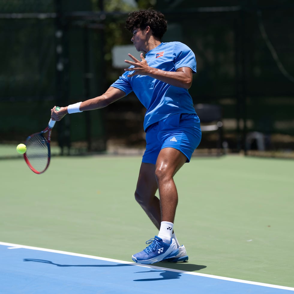 Yannik Álvarez mantiene vivo el sueño de medalla tras avanzar a las semifinales del torneo de sencillos en Santo Domingo 2026.