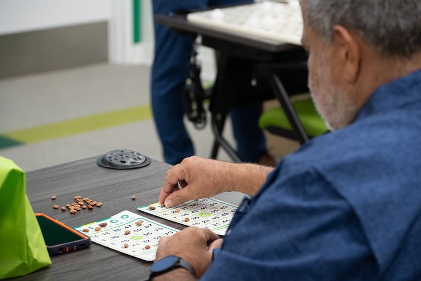 Miembro del MCS Club Te Paga jugando bingo.