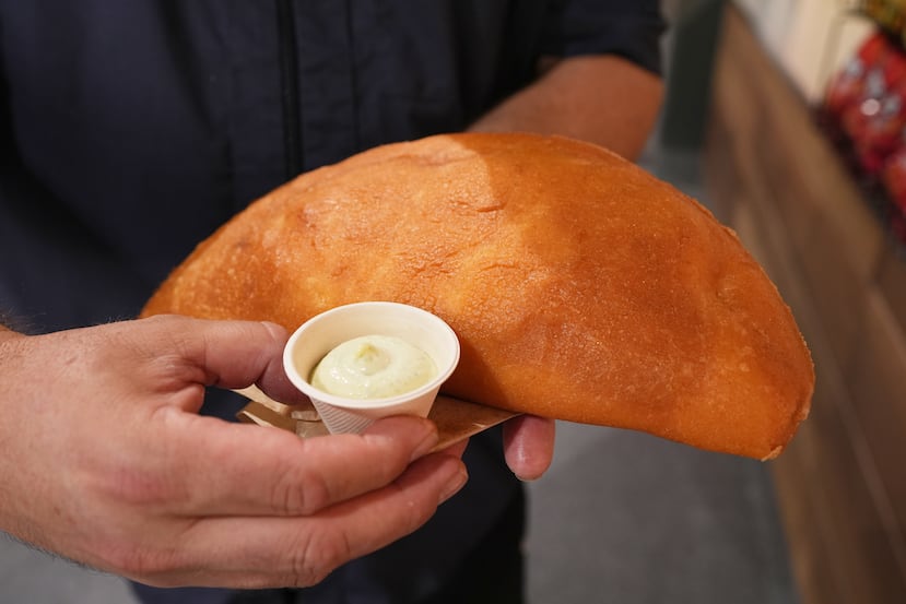 Lázaro Luya, chef del concesionario Sol Cubano, exhibe la Empanada Mundial, una de las especialidades del Miami Stadium.