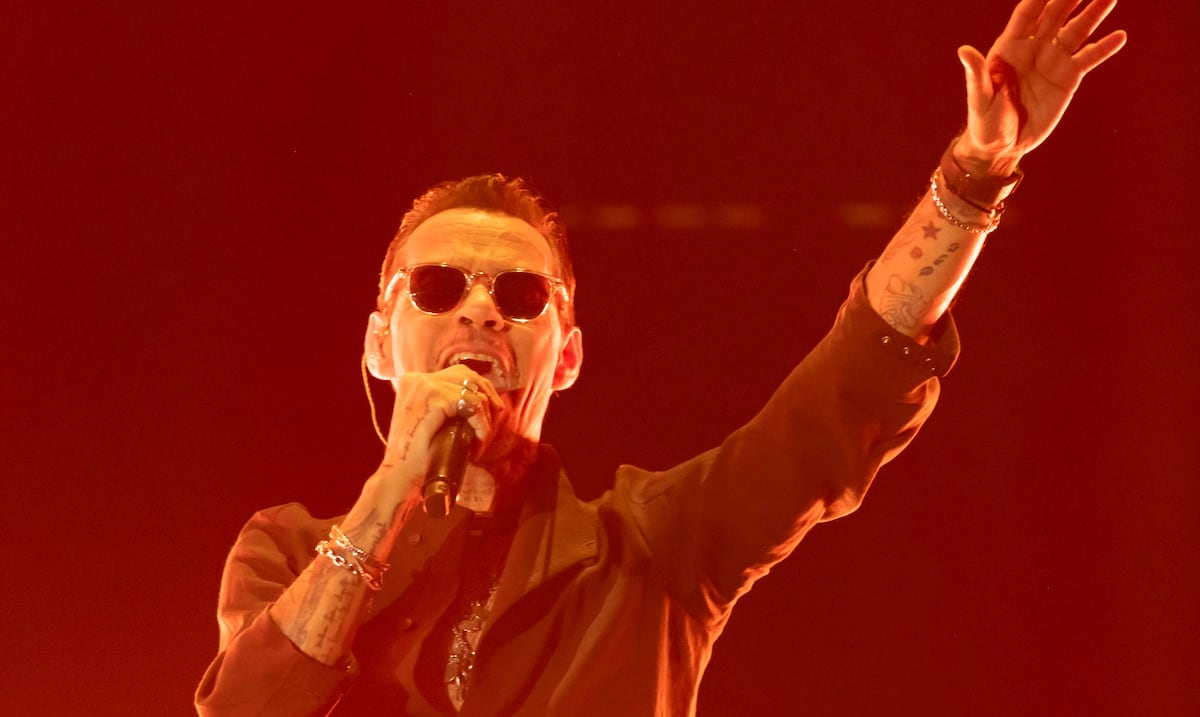 Christian Nodal entrega a Marc Anthony el premio Agente de Cambio en Premios Juventud 2026