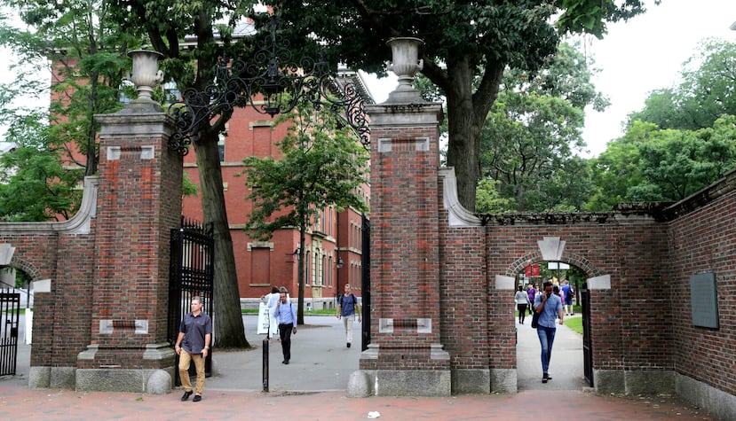 La entrada de la Universidad de Harvard en Cambridge, Massachusetts.