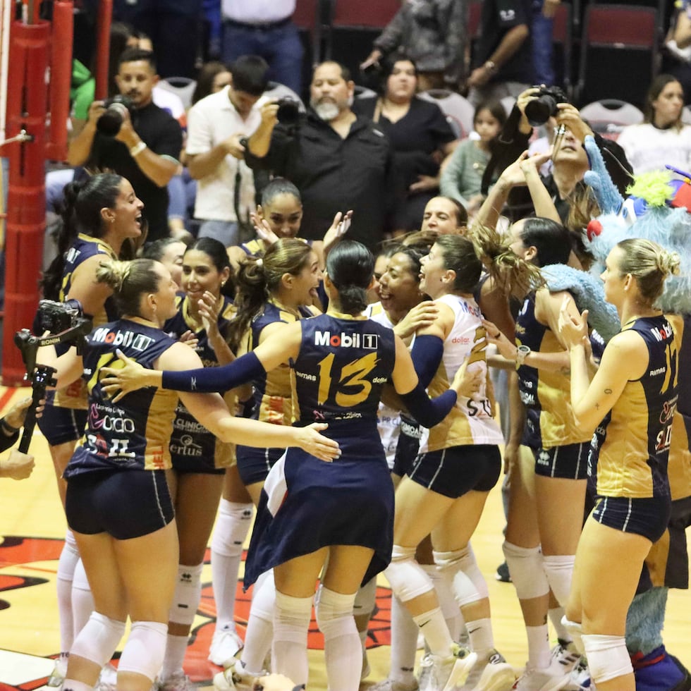 Las Cangrejeras comienzan la celebración del campeonato 2026 conquistado el miércoles en el Auditorio Juan "Pachín" Vicens ante las Leonas.