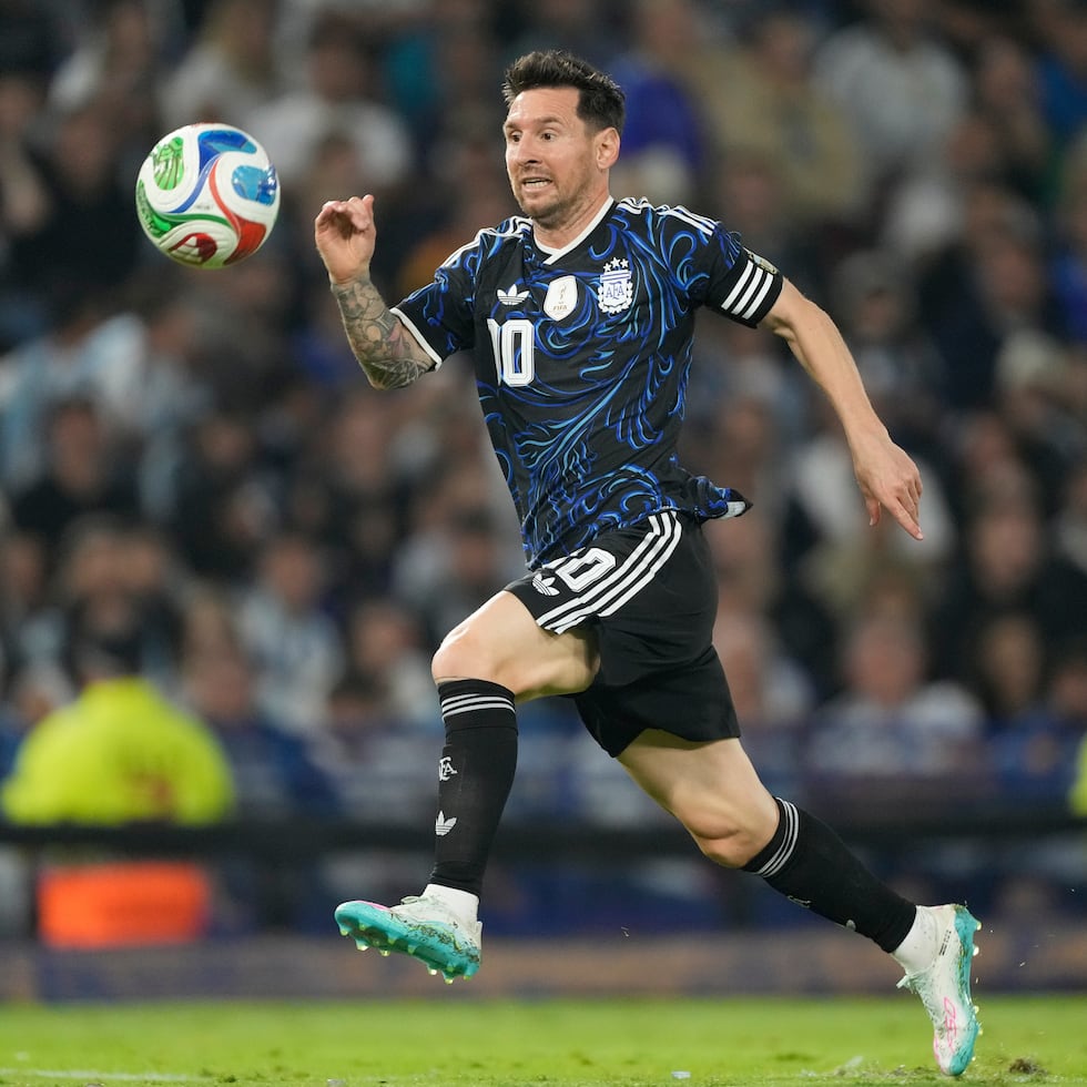 La condición del argentino Lionel Messi como mejor jugador de todos los tiempos, sigue en debate con Maradona y Pelé. Pero ganar mundiales consecutivos como Pelé reforzaría más sus argumentos.