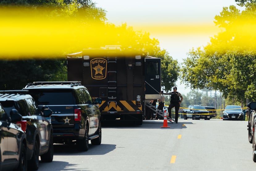 Las fuerzas del orden responden a una llamada en una guardería domiciliaria el miércoles 12 de agosto de 2026 en Hopkins, Minnesota. (Foto AP/Carly Danek)