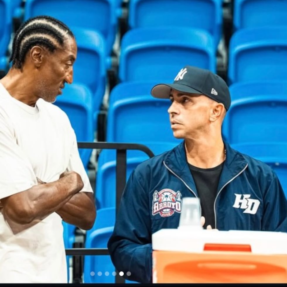 Scottie Pippen junto a Carlos Arroyo.