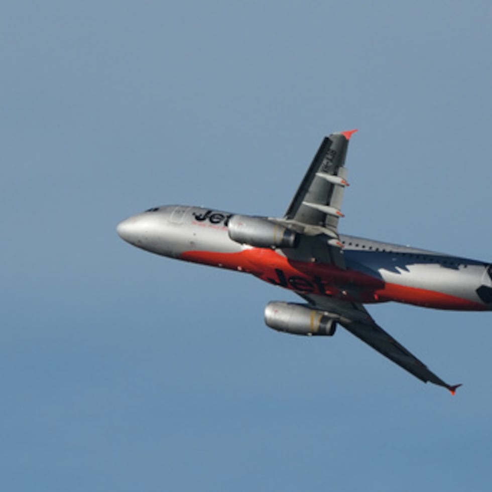 Jetstar ha indicado que los pasajeros podrán guardar sin coste alguno un bolso, una funda para el portátil o una mochila pequeña que se ajuste a las medidas especificadas debajo del asiento de delante.