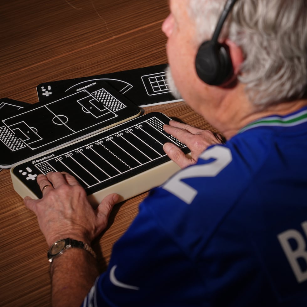 Clark Roberts, aficionado ciego de los Seahawks de Seattle, usa la tableta OneCourt.