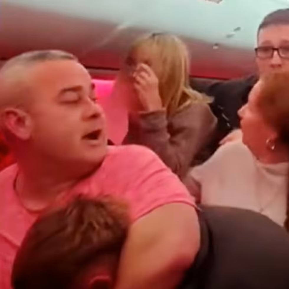 El avión fue desviado a Bruselas en Bélgica luego de una pelea entre dos pasajeros que posteriormente fueron expulsados.