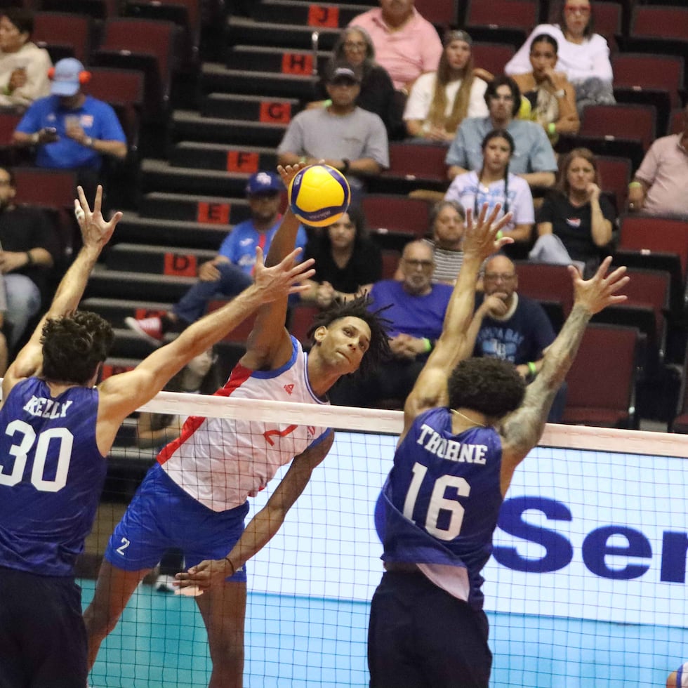 Klistan Lawrence, de Puerto Rico, ataca en el juego contra Estados Unidos.