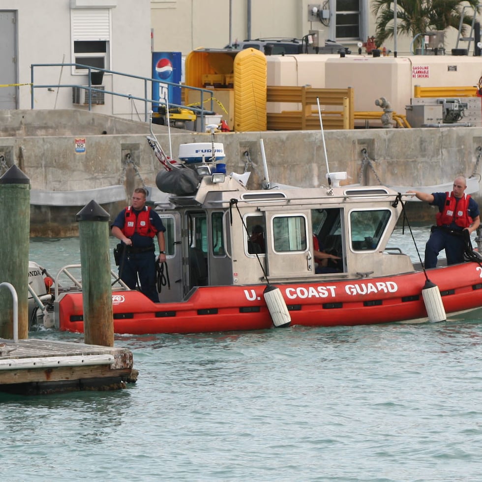 Fotografía de archivo de agentes de la Guardia Costera.