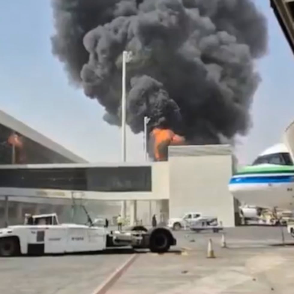 Esta imagen, extraída de un vídeo obtenido y verificado por la AP, muestra un espeso humo negro y llamas que se elevan desde un incendio en el Aeropuerto Internacional Rey Khalid de Riad, Arabia Saudí, el viernes 9 de octubre de 2026.