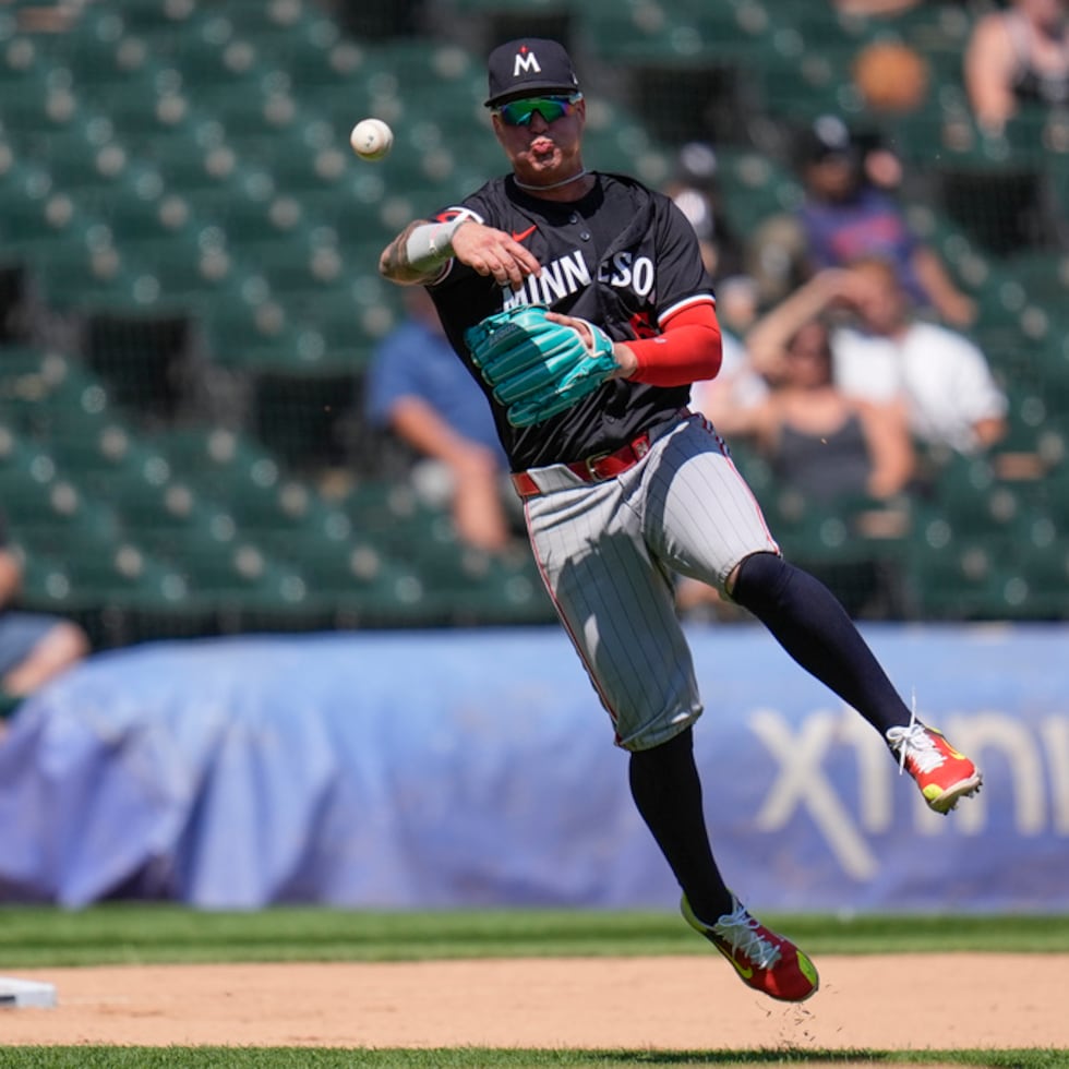 José Miranda, aquí en uniforme de los Twins, dijo que ha trabajado incluso en la segunda base durante la temporada muerta.