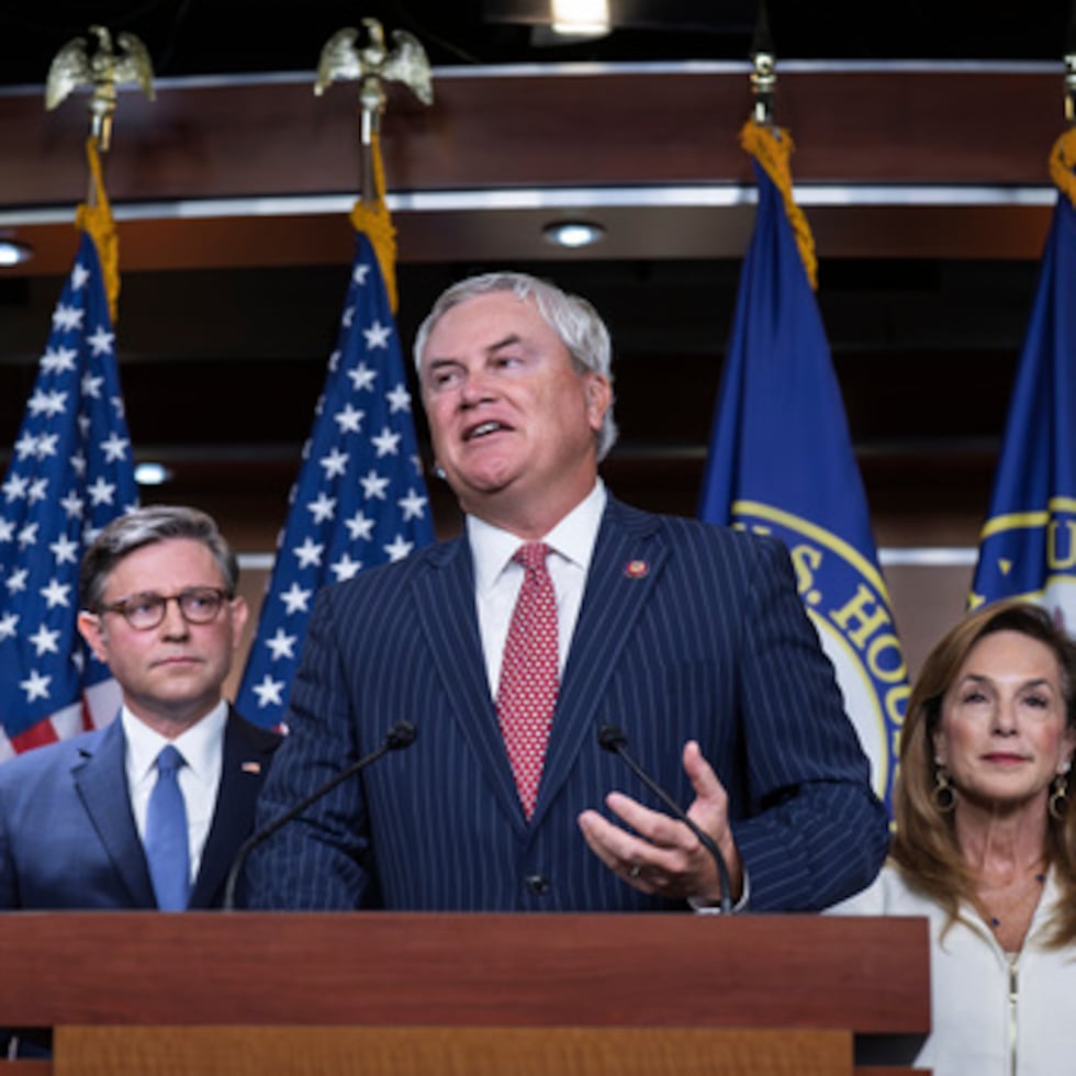 Presidente del Comité de Supervisión de la Cámara, James Comer, republicano por Kentucky, al centro, está acompañado, de izquierda a derecha, por el látigo mayoritario de la Cámara, Tom Emmer, republicano por Minnesota; el presidente de la Cámara de Representantes, Mike Johnson, republicano por Luisiana; y la representante Lisa McClain, republicana por Míchigan, para hablar con los periodistas sobre la investigación de Jeffrey Epstein, en el Capitolio en Washington, el martes 21 de octubre de 2025.
