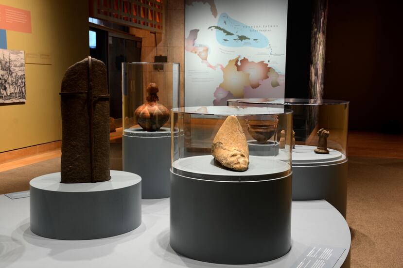 El cemí taíno de tres puntas de Puerto Rico aparece en primer plano en una de las salas de la exposición “Taíno: herencia e identidad indígena en el Caribe”. (Cortesía NMAI)