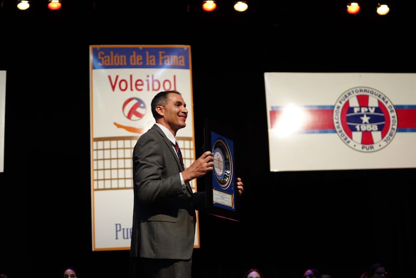 El pasador José Rivera muestra la placa de exaltación al Salón de la Fama del Voleibol de Puerto Rico.