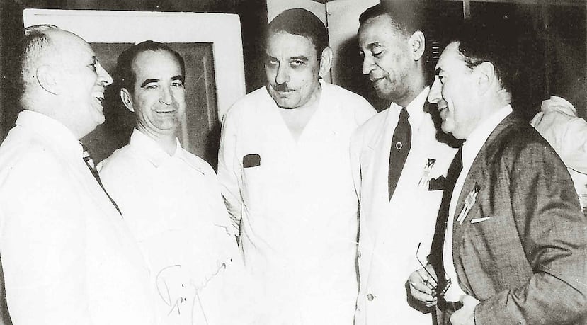 En la foto, de izquierda a derecha, el comisionado residente Antonio Fernós Isern; el presidente de Costa Rica, José María Figueres; Luis Muñoz Marín; Ernesto Ramos Antonini y un caballero no identificado. (Archivo/ GFR Media)