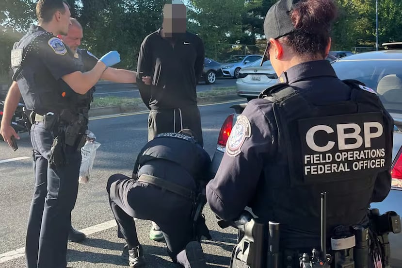 Un operativo de la Oficina de Aduanas y Protección Fronteriza (CBP, en inglés) en la frontera entre Estados Unidos y México derivó en el hallazgo de cargamento ilegal en el interior de una camioneta Mitsubishi.