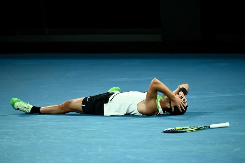 Tras el punto ganador, Carlos Alcaraz se dejó caer al suelo de la emoción.