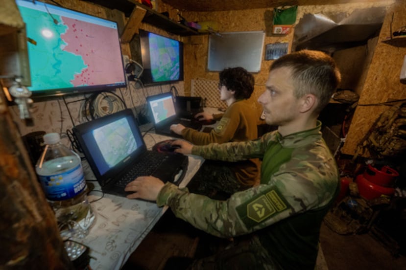 Militares ucranianos de la brigada Khartia comprueban la vista aérea de un dron en el centro de mando de la región de Kharkiv, Ucrania, miércoles 20 de mayo de 2026. (AP Photo/Andrii Marienko)