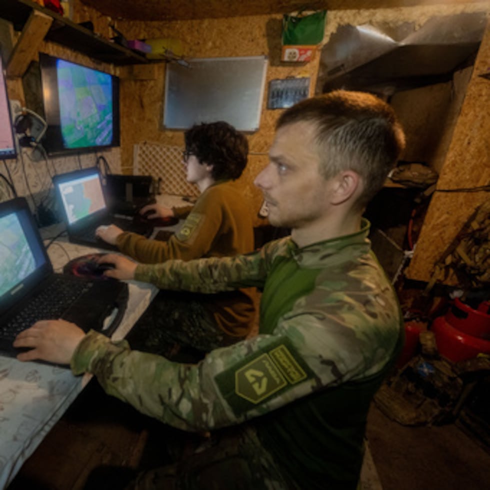 Militares ucranianos de la brigada Khartia comprueban la vista aérea de un dron en el centro de mando de la región de Kharkiv, Ucrania.