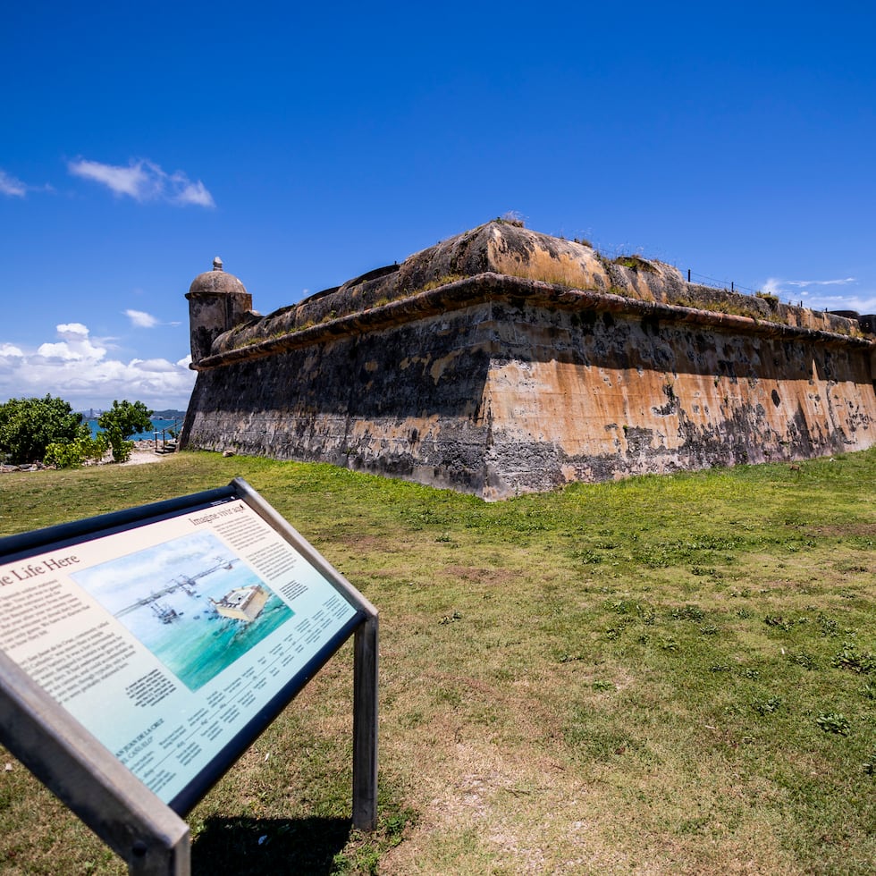 Fortaleza San Juan de la Cruz / El Cañuelo (Toa Baja). Ubicada en la Isla de Cabras, fue erigida originalmente en madera, en 1610, y reconstruida en piedra, en 1796. Su propósito era hacer fuego cruzado junto al Morro para proteger la bahía.