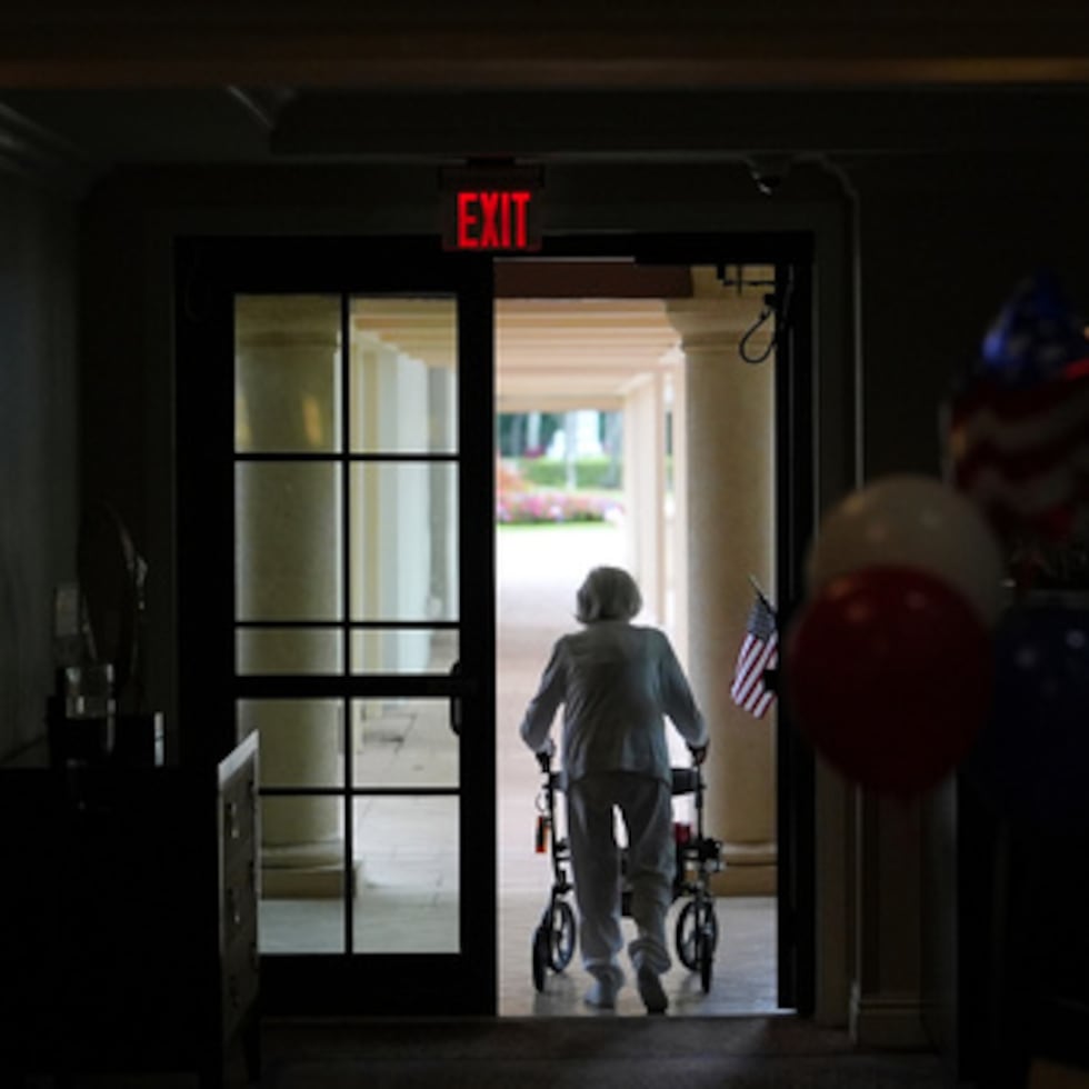 Una mujer utiliza un andador al salir de un edificio de vida asistida en el Toby y Leon Cooperman Sinaí Residencias, 4 de julio de 2025, en Boca Ratón, Florida (AP Photo/Rebecca Blackwell, File)