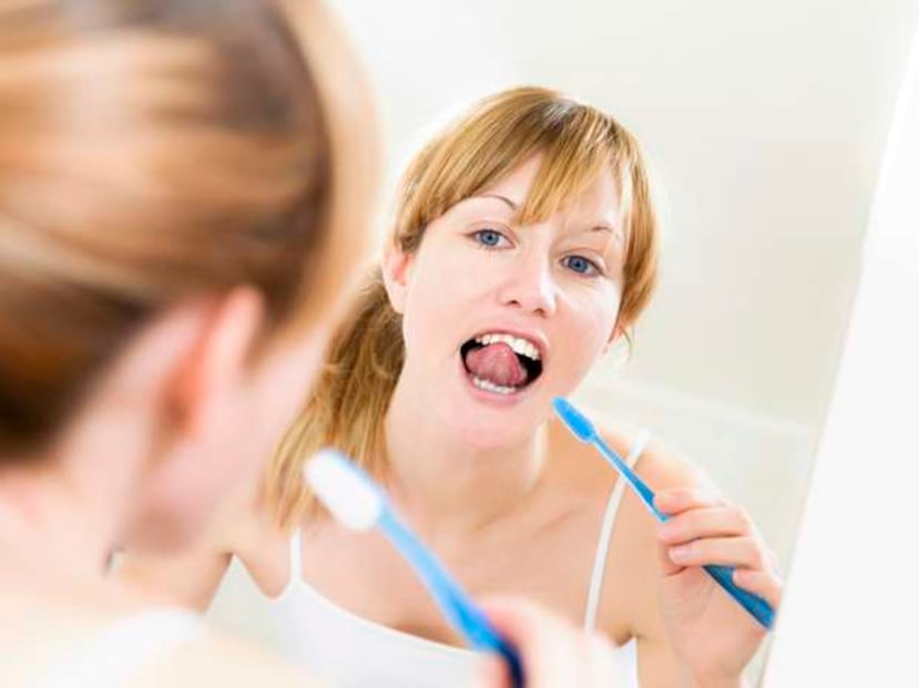 Cepilla tus dientes después de cada comida y usa hilo dental. También limpia tu lengua.(Thinkstock)