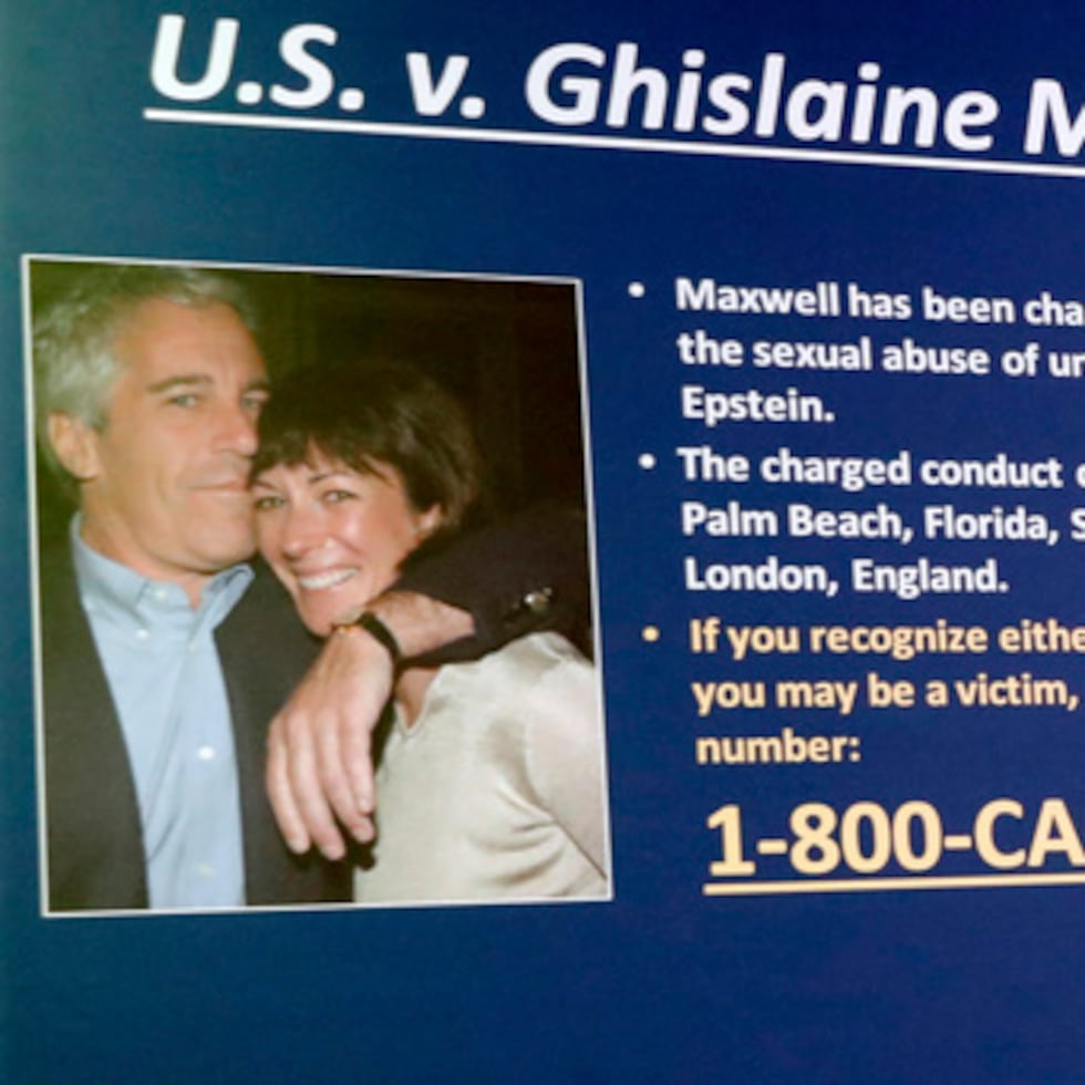 Ghislaine Maxwell acusada por abuso sexual con Jeffrey Epstein.