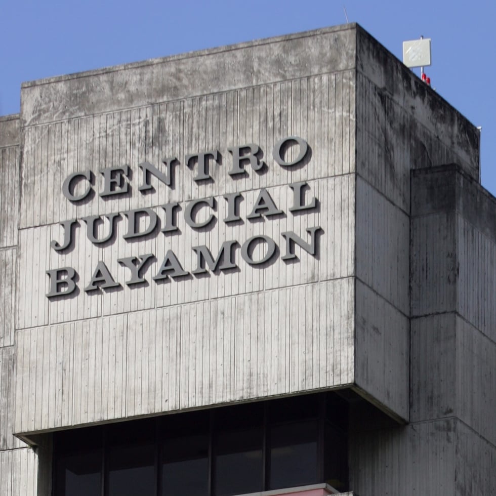 El juez David Calderón Cordero, del Tribunal de Bayamón, acogió, en la tarde del jueves, la petición del Ministerio Público para llamar a declarar a través de circuito cerrado a la adolescente de 17 años que presuntamente fue víctima de un patrón de maltrato y restricción de la libertad por parte de cinco integrantes de su familia, en Toa Baja.