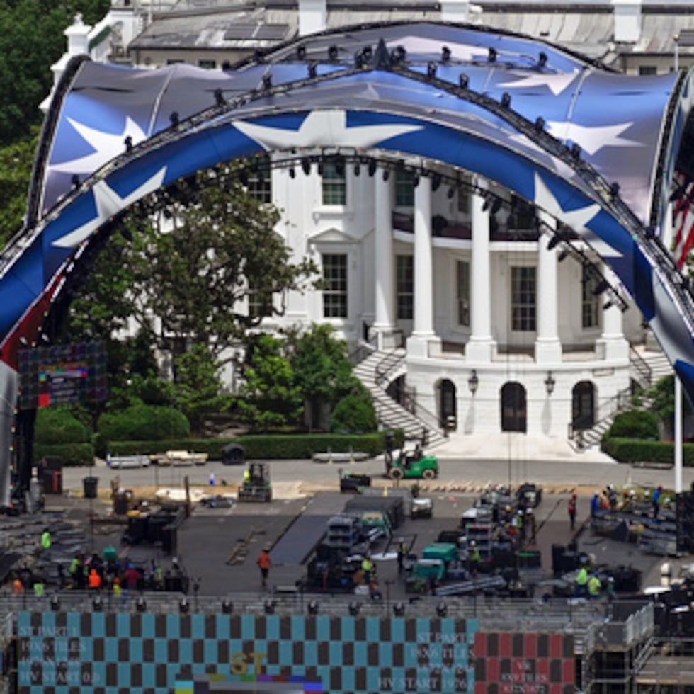 Continúa la construcción de la arena en el jardín sur de la Casa Blanca para un futuro combate de artes marciales mixtas de la UFC, el sábado 6 de junio de 2026, en Washington. (AP Photo/John McDonnell)