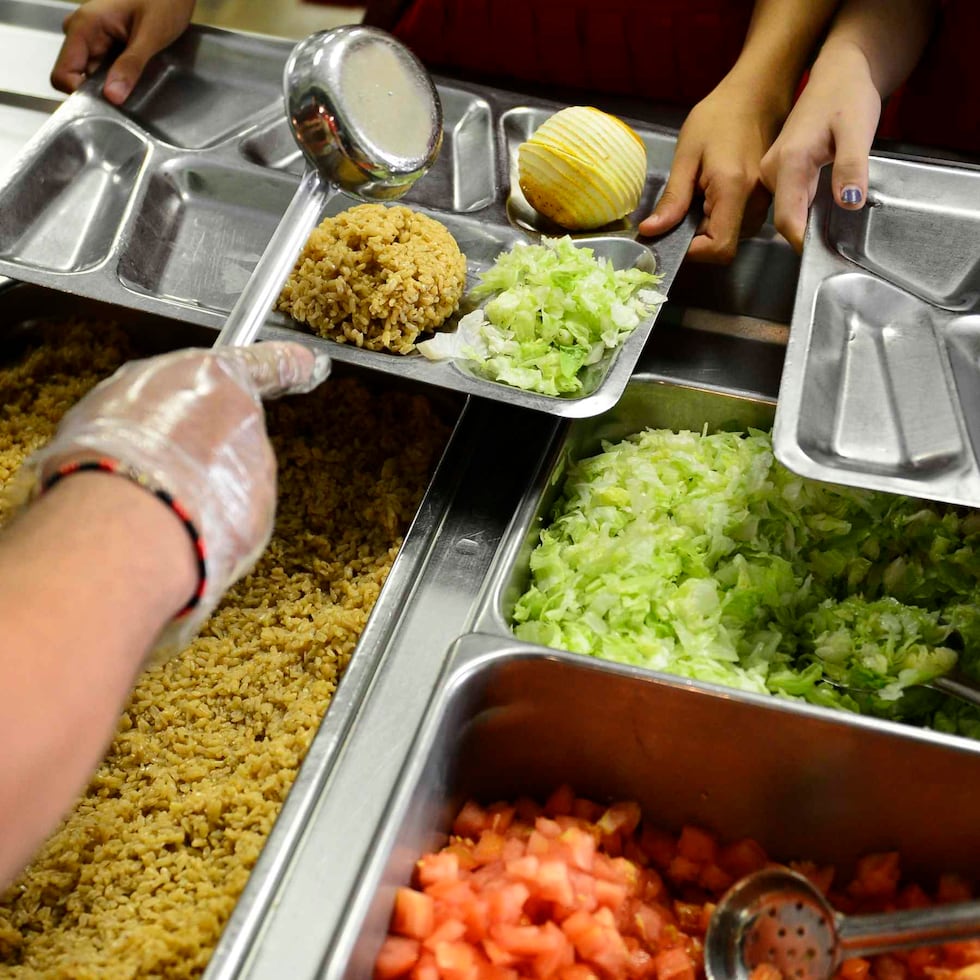 El secretario de Educación hizo un llamado a empleados de comedores escolares a informar si han tenido que comprar alimentos con su propio dinero.
