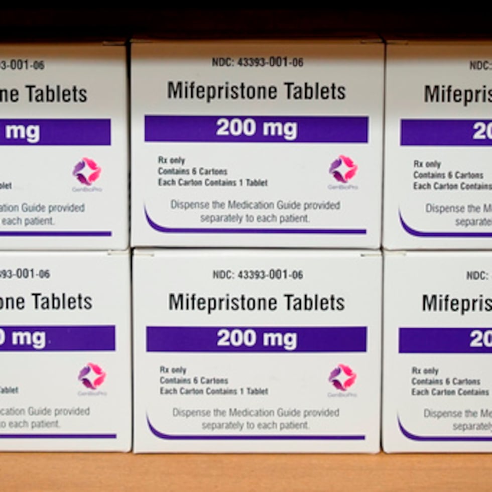 Cajas del fármaco mifepristona en una estantería del West Alabama Women's Center de Tuscaloosa, Alabama.
