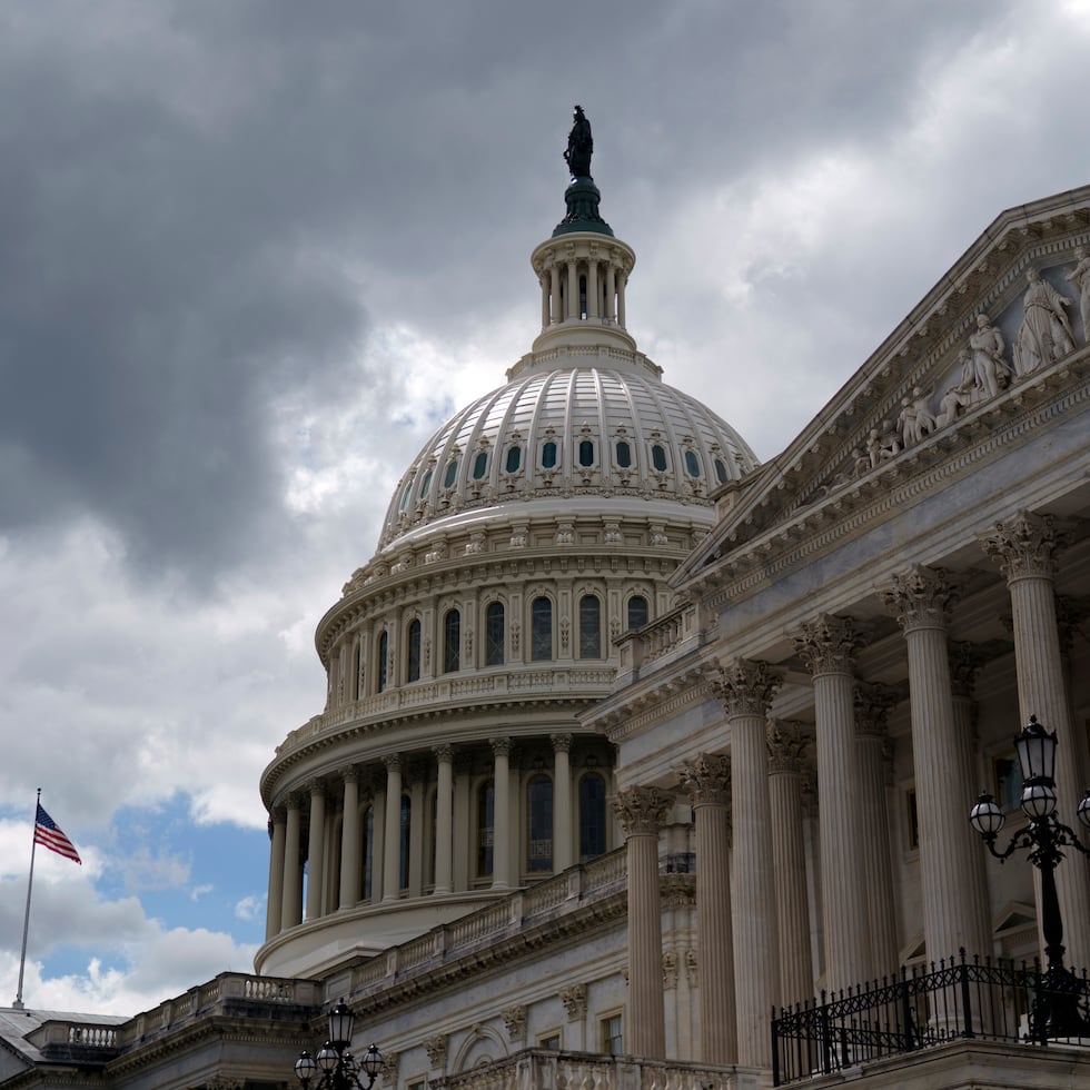 Los republicanos ya habían renunciado a parte del proyecto que proporcionaba 1,000 millones de dólares en dinero para seguridad del complejo de la Casa Blanca y el salón de baile de Trump, ante las críticas de miembros de su propio partido.