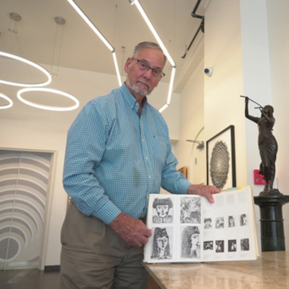 El marchante de arte Bill DeLind muestra una fotografía de un boceto de Pablo Picasso (arriba a la izquierda) que fue sustraído de su tienda, DeLind Fine Art Appraisals, en 2018 en Milwaukee, el 14 de agosto de 2026. El boceto fue hallado recientemente en la ciudad. (Foto AP/Laura Bargfeld)