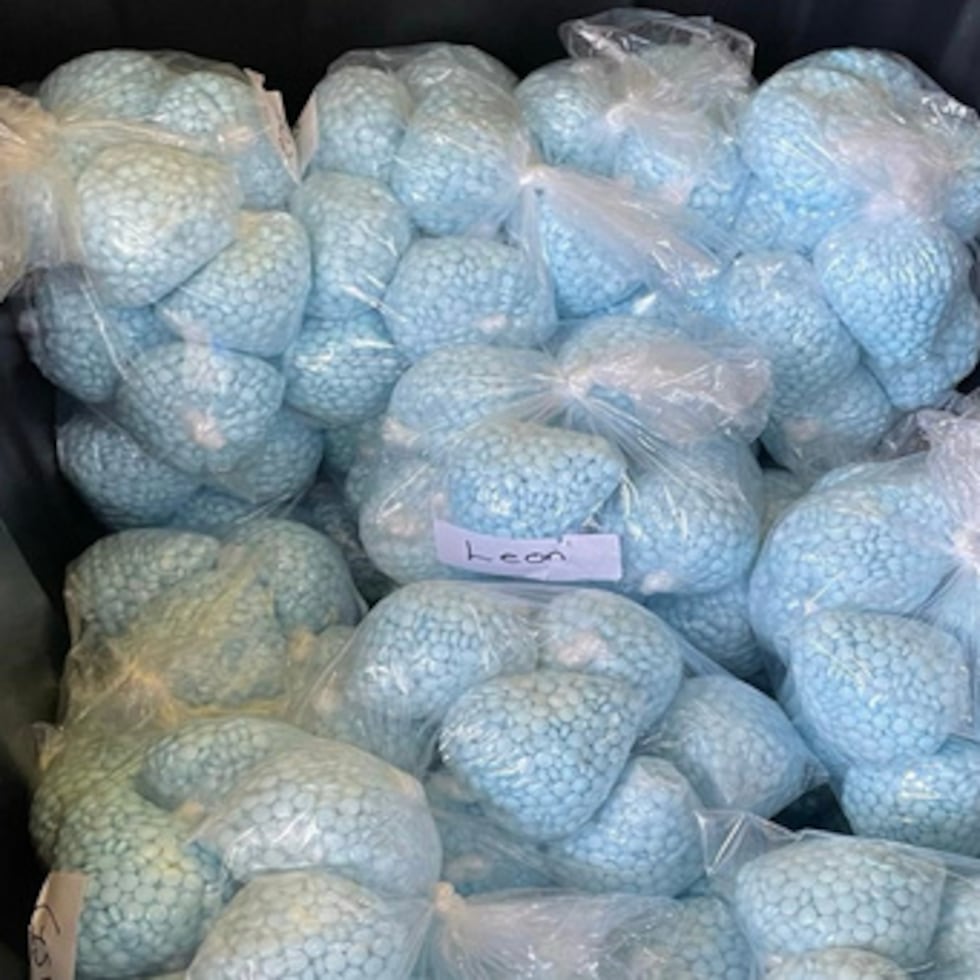 Esta fotografía, facilitada por la Agencia Antidroga de Estados Unidos (DEA), muestra pastillas que contienen fentanilo y que fueron incautadas por la DEA en Nuevo México el 28 de abril de 2025.