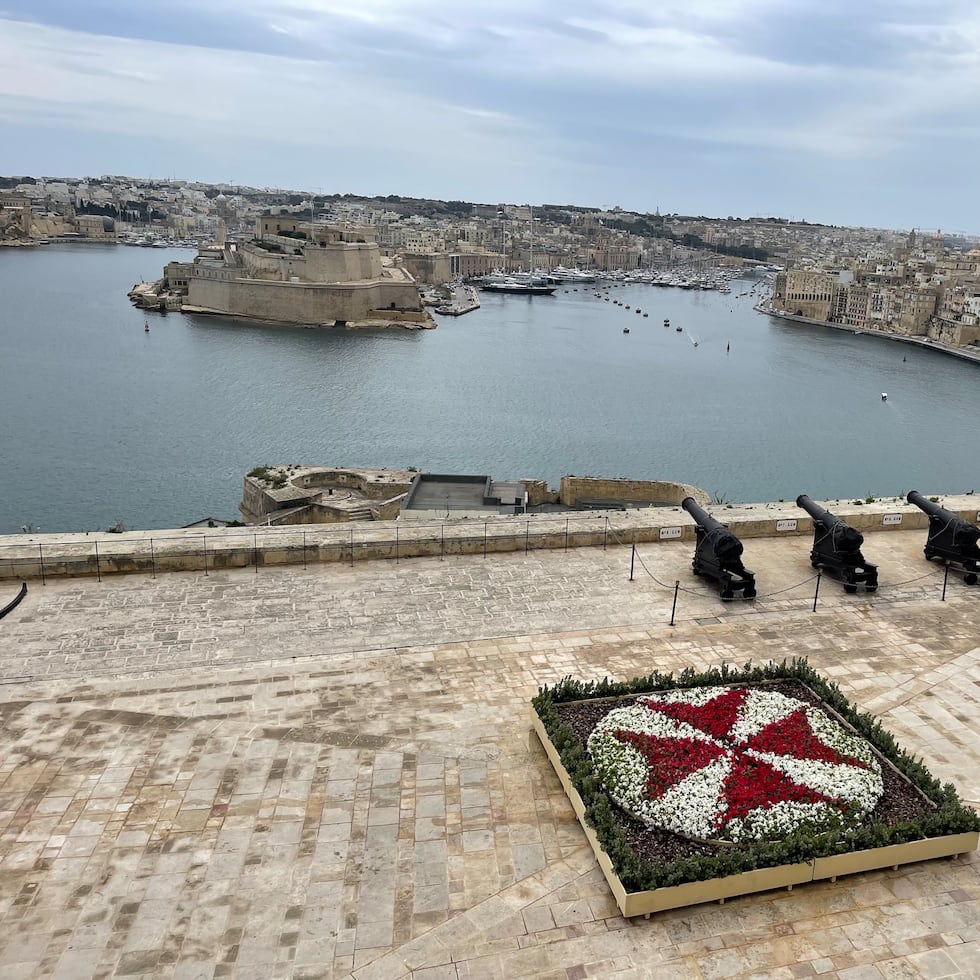 Mirador del Upper Barrakka Gardens con la Cruz de Malta y una vista de la bahía.