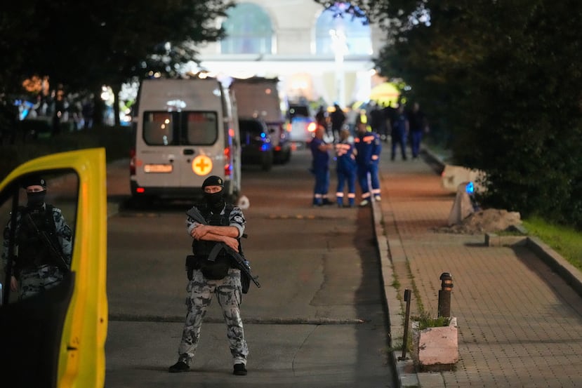 Vehículos de emergencia se encuentran estacionados en una zona cercana a la explosión mortal ocurrida en un restaurante de Moscú, el sábado 1 de agosto de 2026. (Sergei Vedyashkin/Agencia de Noticias de Moscú vía AP)