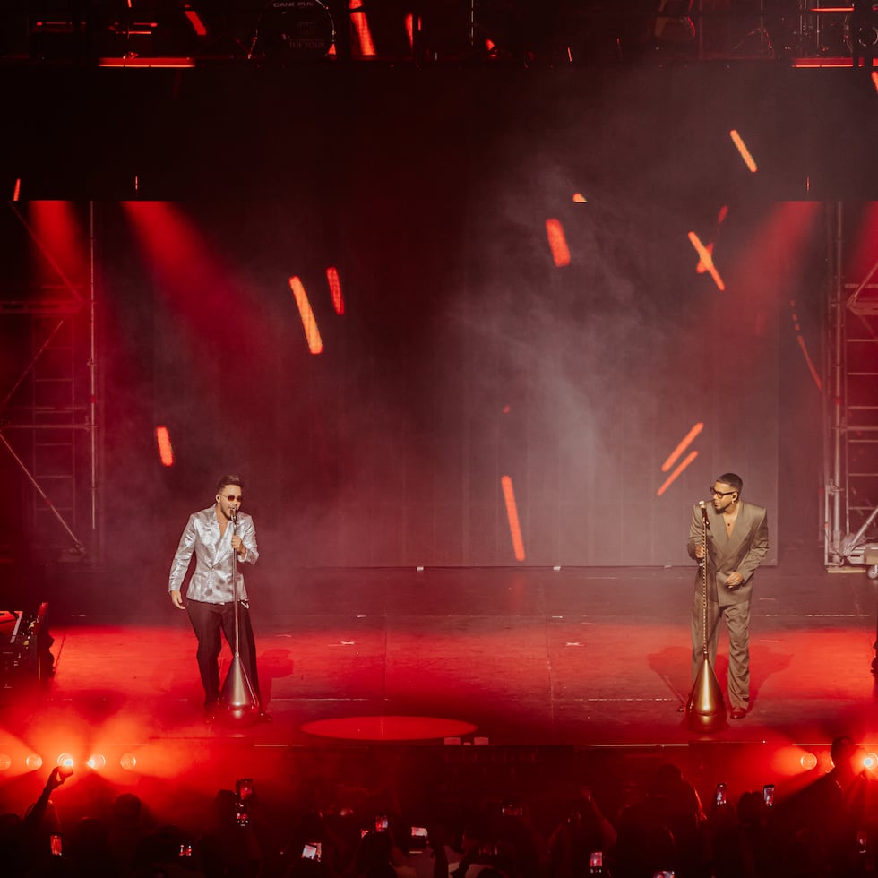 Prince Royce y Romeo Santos en su concierto.